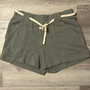 ✨NWOT✨MONROW Hiker Shorts in Khaki Green Size L